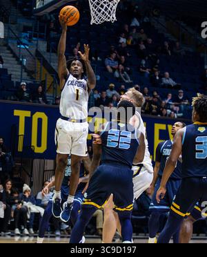 18 novembre 2022 Berkeley, CALIFORNIA, la guardia della California Joel Brown (1) guida fino al cerchio durante la partita di pallacanestro maschile NCAA tra i Southern University Jaguars e i California Golden Bears. Sud della California 74-66 all'Hass Pavilion Berkeley California. Thurman James / CSM (immagine di credito: © Thurman James/CSM via ZUMA Press Wire) Foto Stock