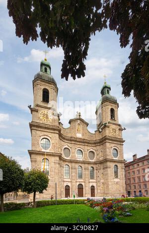 Innsbruck, Austria. 31 luglio 2025. Vista esterna della Cattedrale di St. James nel centro storico della città Foto Stock