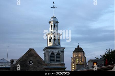 Campanile bianco della Cappella dei Gesuiti, vista del tramonto, nel quartiere Old Quebec di Quebec City, QC, Canada Foto Stock