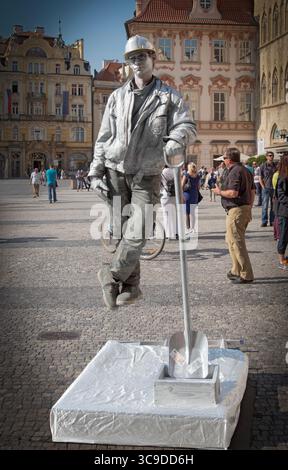 Cerca immagini, vettori e video praga ··· Un busker nella sezione della città Vecchia di Praga che sembra fare un atto di levitazione. REP. Ceca Foto Stock