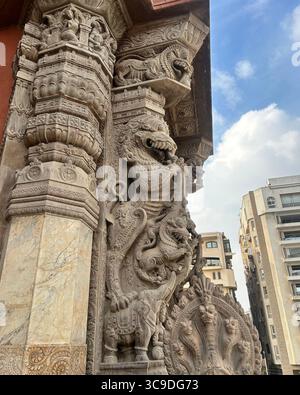 Il palazzo del barone Empain, noto anche come le Palais Hindou, è una residenza storica e caratteristica situata a Heliopolis, un sobborgo a nord-est del centro del Cairo, in Egitto Foto Stock