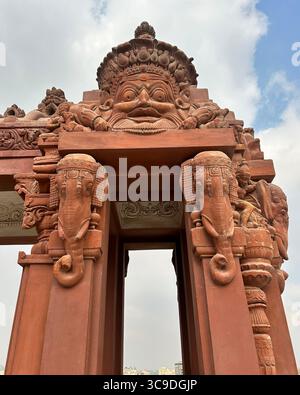 Il palazzo del barone Empain, noto anche come le Palais Hindou, è una residenza storica e caratteristica situata a Heliopolis, un sobborgo a nord-est del centro del Cairo, in Egitto Foto Stock