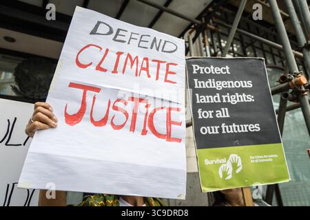 AMBASCIATA BRASILIANA, LONDRA, Regno Unito – 5 agosto 2025: I manifestanti si riuniscono fuori dall’ambasciata brasiliana invitando il presidente Lula a porre il veto alla cosiddetta “legge sulla devastazione”, che secondo loro minaccia i diritti indigeni, indebolisce le protezioni ambientali e accelererà la deforestazione in Amazzonia. Organizzata da Brazil Matters, la protesta ha usato rumore, striscioni e azioni simboliche per attirare l'attenzione sul potenziale impatto del disegno di legge sulla biodiversità, sulle comunità indigene e sul clima globale. Foto Stock