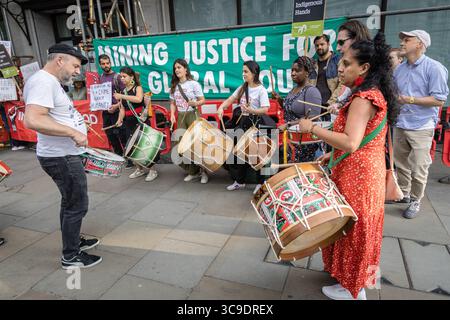 AMBASCIATA BRASILIANA, LONDRA, Regno Unito – 5 agosto 2025: I manifestanti si riuniscono fuori dall’ambasciata brasiliana invitando il presidente Lula a porre il veto alla cosiddetta “legge sulla devastazione”, che secondo loro minaccia i diritti indigeni, indebolisce le protezioni ambientali e accelererà la deforestazione in Amazzonia. Organizzata da Brazil Matters, la protesta ha usato rumore, striscioni e azioni simboliche per attirare l'attenzione sul potenziale impatto del disegno di legge sulla biodiversità, sulle comunità indigene e sul clima globale. Foto Stock
