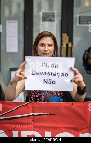 AMBASCIATA BRASILIANA, LONDRA, Regno Unito – 5 agosto 2025: I manifestanti si riuniscono fuori dall’ambasciata brasiliana invitando il presidente Lula a porre il veto alla cosiddetta “legge sulla devastazione”, che secondo loro minaccia i diritti indigeni, indebolisce le protezioni ambientali e accelererà la deforestazione in Amazzonia. Organizzata da Brazil Matters, la protesta ha usato rumore, striscioni e azioni simboliche per attirare l'attenzione sul potenziale impatto del disegno di legge sulla biodiversità, sulle comunità indigene e sul clima globale. Foto Stock