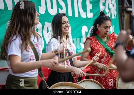 AMBASCIATA BRASILIANA, LONDRA, Regno Unito – 5 agosto 2025: I manifestanti si riuniscono fuori dall’ambasciata brasiliana invitando il presidente Lula a porre il veto alla cosiddetta “legge sulla devastazione”, che secondo loro minaccia i diritti indigeni, indebolisce le protezioni ambientali e accelererà la deforestazione in Amazzonia. Organizzata da Brazil Matters, la protesta ha usato rumore, striscioni e azioni simboliche per attirare l'attenzione sul potenziale impatto del disegno di legge sulla biodiversità, sulle comunità indigene e sul clima globale. Foto Stock