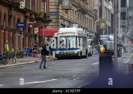 Glasgow, Scozia. 5 agosto 2025. Le riprese si svolgono nel centro di Glasgow per il prossimo film Spider-Man 4, con scene girate sul posto a causa delle somiglianze architettoniche della città con New York. La produzione ha attirato grandi folle, con i fan che sperano di vedere la star Tom Holland durante le riprese. Crediti: Jacob Hughes/Alamy Live News Foto Stock