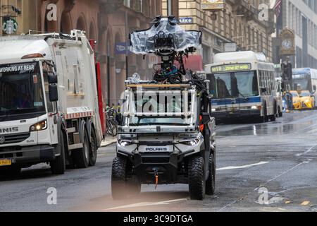 Glasgow, Scozia. 5 agosto 2025. Le riprese si svolgono nel centro di Glasgow per il prossimo film Spider-Man 4, con scene girate sul posto a causa delle somiglianze architettoniche della città con New York. La produzione ha attirato grandi folle, con i fan che sperano di vedere la star Tom Holland durante le riprese. Crediti: Jacob Hughes/Alamy Live News Foto Stock