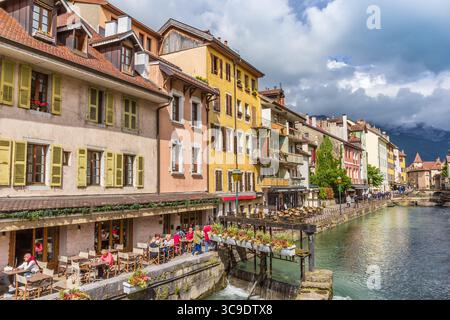 Fiori al fiume Thiou e ristorante ad Annecy, Francia Foto Stock