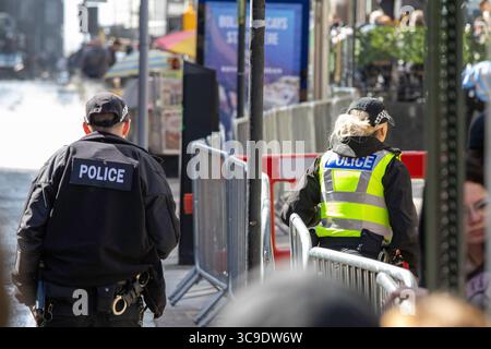Glasgow, Scozia. 5 agosto 2025. Le riprese si svolgono nel centro di Glasgow per il prossimo film Spider-Man 4, con scene girate sul posto a causa delle somiglianze architettoniche della città con New York. La produzione ha attirato grandi folle, con i fan che sperano di vedere la star Tom Holland durante le riprese. Crediti: Jacob Hughes/Alamy Live News Foto Stock