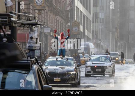 Glasgow, Scozia. 5 agosto 2025. Le riprese si svolgono nel centro di Glasgow per il prossimo film Spider-Man 4, con scene girate sul posto a causa delle somiglianze architettoniche della città con New York. La produzione ha attirato grandi folle, con i fan che sperano di vedere la star Tom Holland durante le riprese. Crediti: Jacob Hughes/Alamy Live News Foto Stock