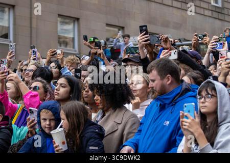 Glasgow, Scozia. 5 agosto 2025. Le riprese si svolgono nel centro di Glasgow per il prossimo film Spider-Man 4, con scene girate sul posto a causa delle somiglianze architettoniche della città con New York. La produzione ha attirato grandi folle, con i fan che sperano di vedere la star Tom Holland durante le riprese. Crediti: Jacob Hughes/Alamy Live News Foto Stock