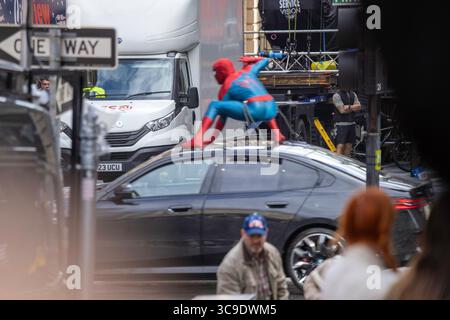 Glasgow, Scozia. 5 agosto 2025. Le riprese si svolgono nel centro di Glasgow per il prossimo film Spider-Man 4, con scene girate sul posto a causa delle somiglianze architettoniche della città con New York. La produzione ha attirato grandi folle, con i fan che sperano di vedere la star Tom Holland durante le riprese. Crediti: Jacob Hughes/Alamy Live News Foto Stock