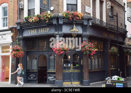 Londra, Regno Unito. 1 agosto 2025. Il pub Ship in Wardour Street, Soho. Credito: Vuk Valcic/Alamy Foto Stock
