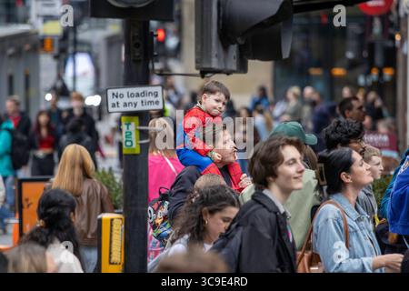 Glasgow, Scozia. 5 agosto 2025. Le riprese si svolgono nel centro di Glasgow per il prossimo film Spider-Man 4, con scene girate sul posto a causa delle somiglianze architettoniche della città con New York. La produzione ha attirato grandi folle, con i fan che sperano di vedere la star Tom Holland durante le riprese. Crediti: Jacob Hughes/Alamy Live News Foto Stock