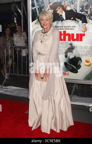 Helen Mirren partecipa alla prima di Warner Bros. Pictures 'Arthur' al Ziegfeld Theatre di New York il 5 aprile 2011. Crediti fotografici: Henry McGee/MediaPunch Foto Stock