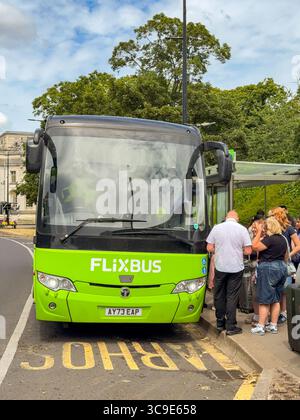 Cardiff, galles, Regno Unito - 16 luglio 2025: Passeggeri a bordo di un pullman espresso gestito dall'operatore di autobus budget FlixBus nel centro di Cardiff. Foto Stock