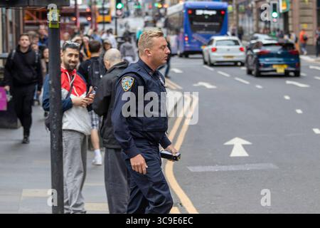 Glasgow, Scozia. 5 agosto 2025. Le riprese si svolgono nel centro di Glasgow per il prossimo film Spider-Man 4, con scene girate sul posto a causa delle somiglianze architettoniche della città con New York. La produzione ha attirato grandi folle, con i fan che sperano di vedere la star Tom Holland durante le riprese. Crediti: Jacob Hughes/Alamy Live News Foto Stock