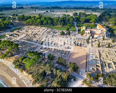 25 ottobre 2021, Girona, Spagna: Antica città romana presso il sito archeologico di EmpÃºries. Provincia di Girona. Catalogna. Spagna...Ampurias, conosciuta anche come EmpÃºries, era una città sulla costa mediterranea della comarca catalana di Alt EmpordÃ in Catalogna, Spagna. Fu fondata nel 575 a.C. da coloni greci provenienti dalla Focea con il nome di Emporion, fu poi occupata dai Romani, ma nell'alto Medioevo, quando la sua posizione costiera esposta la lasciò aperta ai predoni, la città fu abbandonata. Le rovine si trovano a metà strada tra la città di l'Escala in Costa Brava e il piccolo villaggio di Sant MartÃ­. Ampurias Foto Stock
