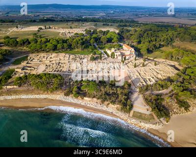 25 ottobre 2021, Girona, Spagna: Antica città romana presso il sito archeologico di EmpÃºries. Provincia di Girona. Catalogna. Spagna...Ampurias, conosciuta anche come EmpÃºries, era una città sulla costa mediterranea della comarca catalana di Alt EmpordÃ in Catalogna, Spagna. Fu fondata nel 575 a.C. da coloni greci provenienti dalla Focea con il nome di Emporion, fu poi occupata dai Romani, ma nell'alto Medioevo, quando la sua posizione costiera esposta la lasciò aperta ai predoni, la città fu abbandonata. Le rovine si trovano a metà strada tra la città di l'Escala in Costa Brava e il piccolo villaggio di Sant MartÃ­. Ampurias Foto Stock