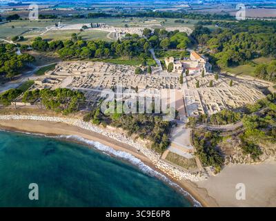25 ottobre 2021, Girona, Spagna: Antica città romana presso il sito archeologico di EmpÃºries. Provincia di Girona. Catalogna. Spagna...Ampurias, conosciuta anche come EmpÃºries, era una città sulla costa mediterranea della comarca catalana di Alt EmpordÃ in Catalogna, Spagna. Fu fondata nel 575 a.C. da coloni greci provenienti dalla Focea con il nome di Emporion, fu poi occupata dai Romani, ma nell'alto Medioevo, quando la sua posizione costiera esposta la lasciò aperta ai predoni, la città fu abbandonata. Le rovine si trovano a metà strada tra la città di l'Escala in Costa Brava e il piccolo villaggio di Sant MartÃ­. Ampurias Foto Stock