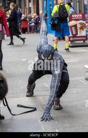 Glasgow, Scozia. 5 agosto 2025. Le riprese si svolgono nel centro di Glasgow per il prossimo film Spider-Man 4, con scene girate sul posto a causa delle somiglianze architettoniche della città con New York. La produzione ha attirato grandi folle, con i fan che sperano di vedere la star Tom Holland durante le riprese. Crediti: Jacob Hughes/Alamy Live News Foto Stock