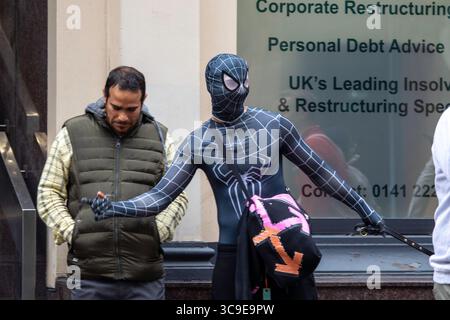 Glasgow, Scozia. 5 agosto 2025. Le riprese si svolgono nel centro di Glasgow per il prossimo film Spider-Man 4, con scene girate sul posto a causa delle somiglianze architettoniche della città con New York. La produzione ha attirato grandi folle, con i fan che sperano di vedere la star Tom Holland durante le riprese. Crediti: Jacob Hughes/Alamy Live News Foto Stock