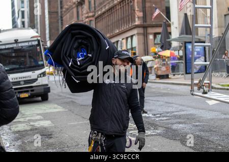 Glasgow, Scozia. 5 agosto 2025. Le riprese si svolgono nel centro di Glasgow per il prossimo film Spider-Man 4, con scene girate sul posto a causa delle somiglianze architettoniche della città con New York. La produzione ha attirato grandi folle, con i fan che sperano di vedere la star Tom Holland durante le riprese. Crediti: Jacob Hughes/Alamy Live News Foto Stock
