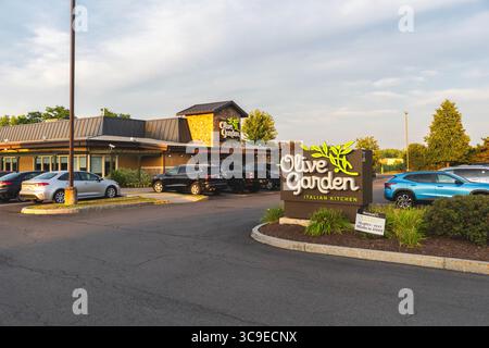 DeWitt, New York - 30 luglio 2025: View of Olive Garden, è una grande catena di ristoranti a tema italiano e una divisione di Darden Restaurants, che possiede oltre 1900 ristoranti Foto Stock
