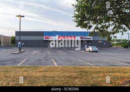 DeWitt, New York - 30 luglio 2025: Ultra-wide view of Pep Boys, Manny, Moe & Jack è una catena di servizi e vendita al dettaglio post-vendita del settore automobilistico americana Foto Stock