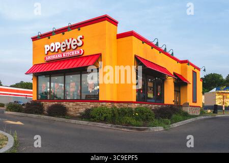 DeWitt, New York - 30 luglio 2025: Popeyes Louisiana Kitchen, è una catena di fast food specializzata in pollo fritto in stile Louisiana. Fondata nel 1972 i Foto Stock