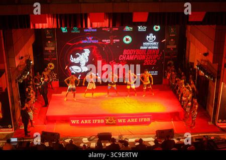 23 dicembre 2022, Dacca, Dacca, Bangladesh: Culturisti che si pongono di fronte ai giudici in una competizione di bodybuilding a Dacca, Bangladesh. (Immagine di credito: © Abu Sufian Jewel/ZUMA Press Wire) Foto Stock
