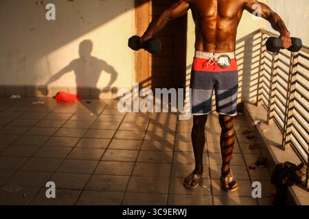 23 dicembre 2022, Dacca, Dacca, Bangladesh: Un costruttore di carrozzerie che si riscalda prima di partecipare alla competizione di costruzione di carrozzerie. (Immagine di credito: © Abu Sufian Jewel/ZUMA Press Wire) Foto Stock