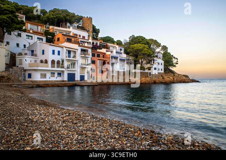 25 ottobre 2021, Girona, Spagna: Case e barche da pesca al mare, spiaggia sa Tuna a Begur, Costa Brava, Catalogna, Spagna (Credit Image: © Sergi Reboredo/ZUMA Press Wire) Foto Stock