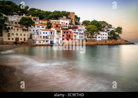 25 ottobre 2021, Girona, Spagna: Case e barche da pesca al mare, spiaggia sa Tuna a Begur, Costa Brava, Catalogna, Spagna (Credit Image: © Sergi Reboredo/ZUMA Press Wire) Foto Stock