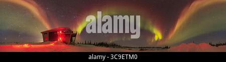26 febbraio 2022, Alberta, Canada: Un 300Â panorama di un'aurora dal Churchill Northern Studies Centre, a Churchill, Manitoba, il 26 febbraio 2022. Questa aurora era a livello KP1 (molto basso) ed appariva solo come archi grigi senza effetto all'occhio. Ma la fotocamera ha rilevato un'insolita colorazione rossa, e anche alcune arance gialle, insieme ai verdi più normali. I rossi sono strani per un'aurora di basso livello, in quanto i rossi di ossigeno in genere appaiono solo quando l'aurora diventa molto attiva ed energica. La mostra si è illuminata di più questa notte, quando ha preso gli archi verdi più classici, con occa Foto Stock