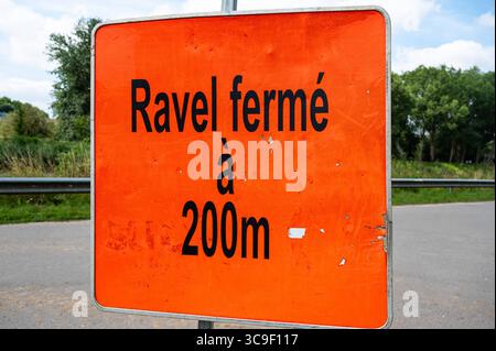 Segnaletica di avviso per percorsi ciclabili chiusi a Kain, Hainaut, Vallonia, Belgio 12 luglio 2025 Foto Stock