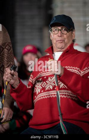 29 novembre 2022, Morton Grove, Illinois, Stati Uniti: CHEVY CHASE 79, esercitando le sue capacità di movimentazione del cavo di prolunga prima di riproporre la famosa scena illuminotecnica della campagna natalizia di National Lampoon per una raccolta di pollo fritto di cane a Chicagoland (immagine di credito: © Chris Riha/ZUMA Press Wire) Foto Stock
