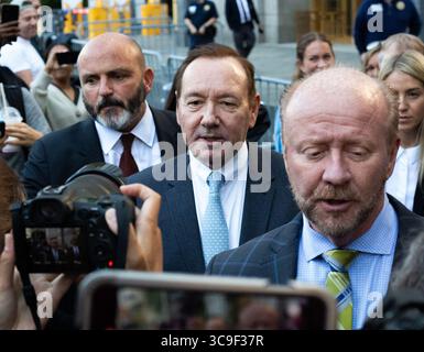 6 ottobre 2022: Kevin Spacey, centro, lascia la corte federale di Manhattan dopo il primo giorno del processo civile dell'attore Anthony Rapp contro di lui il 6 ottobre 2022. (Immagine di credito: © Molly Crane-Newman/New York Daily News via ZUMA Press Wire) Foto Stock