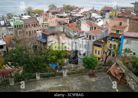 21 novembre 2022: Vista dall'esterno della storica Scuola superiore Nazionale Ioakeimeion Girls di Costantinopoli, è un'istituzione di istruzione secondaria greco-ortodossa per ragazze situata nel quartiere Fener del distretto di Fatih a Istanbul, Turkiye, il 21 novembre 2022. Il Patriarca ecumenico di Costantinopoli Gioacchino II donò terreni per la costruzione di un edificio scolastico. La scuola ha iniziato ad operare nel 1882. Il numero di studentesse della scuola ha raggiunto 590 nel 1910. Nel 1988, la scuola superiore è stata chiusa a causa della mancanza di studenti da iscriversi. (Immagine di credito: © Tolga Ildun/ZUMA Press Wire) Foto Stock