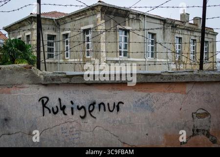 21 novembre 2022: Vista dall'esterno della storica Scuola superiore Nazionale Ioakeimeion Girls di Costantinopoli, è un'istituzione di istruzione secondaria greco-ortodossa per ragazze situata nel quartiere Fener del distretto di Fatih a Istanbul, Turkiye, il 21 novembre 2022. Il Patriarca ecumenico di Costantinopoli Gioacchino II donò terreni per la costruzione di un edificio scolastico. La scuola ha iniziato ad operare nel 1882. Il numero di studentesse della scuola ha raggiunto 590 nel 1910. Nel 1988, la scuola superiore è stata chiusa a causa della mancanza di studenti da iscriversi. (Immagine di credito: © Tolga Ildun/ZUMA Press Wire) Foto Stock
