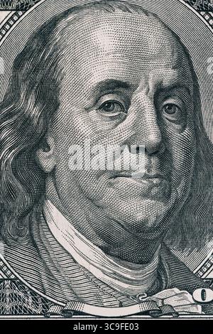 Ritratto verticale del volto di Benjamin Franklin sulla banconota da 100 dollari. Scatto macro. Foto Stock