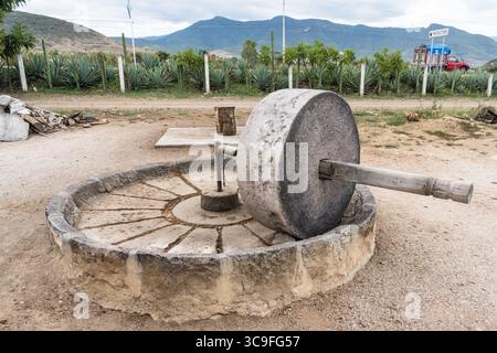 24 settembre 2018, Oaxaca, Messico: Una grande ruota di pietra per schiacciare i cuori di agave dopo averli arrostiti in una distilleria mezcal artigianale nella valle di Oaxaca, Messico. La ruota è normalmente tirata da un cavallo o da un asino. Queste piccole aziende a conduzione familiare producono mezcal nei vecchi modi tradizionali senza meccanizzazione o macchinari. Una distilleria di mezcal è nota anche come palenque o fabrica o trapiche. (Immagine di credito: © Jon G. Fuller/VW Pics via ZUMA Press Wire) Foto Stock