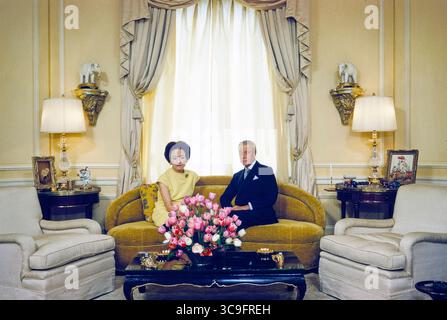 New York City, New York, Stati Uniti: Duchessa di Windsor, Wallis Simpson e Duca di Windsor, ex Re Edoardo III del Regno Unito e Dominions of British Empire, Seated Portrait, Waldorf Astoria Hotel, New York City, New York, USA, Toni Frissell Collection, maggio 1966 (Credit Image: © circa Images/Glasshouse via ZUMA Press Wire) Foto Stock