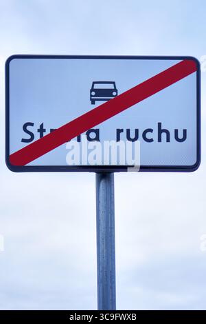 Primo piano del cartello stradale bianco "Strefa ruchu" con diagonale rossa che indica l'estremità della zona soggetta a restrizioni Foto Stock