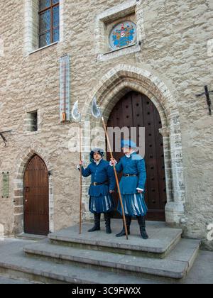 Guardie medievali in costumi d'epoca in piedi all'ingresso del Municipio di Tallinn durante una rievocazione storica Foto Stock