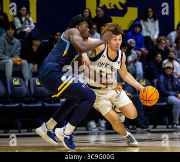18 novembre 2022 Berkeley, CA U.S.A. la guardia californiana Devin Askew (55) va al basket durante la partita di pallacanestro maschile NCAA tra i Southern University Jaguars e i California Golden Bears. Sud della California 74-66 all'Hass Pavilion Berkeley California. Thurman James / CSM (immagine di credito: © Thurman James/CSM via ZUMA Press Wire) Foto Stock