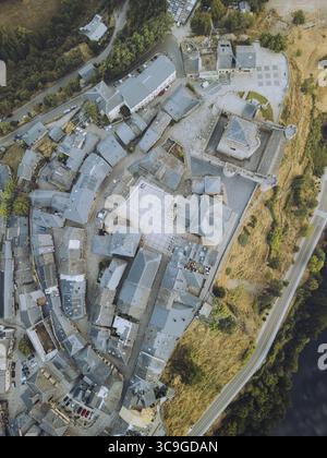 Vista aerea dell'architettura della città vecchia e delle strade acciottolate, dominate dal castello e dalla chiesa, annidate in cima a una collina, Puebla de Sanabria, Castiglia e León, Spagna. Foto Stock