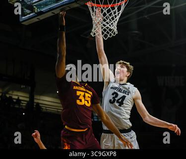 1 dicembre 2022: Il centro dei Colorado Buffaloes Lawson Lovering (34) arriva troppo tardi per influenzare il colpo di guardia degli Arizona State Sun Devils Devan Cambridge (35) nella partita di basket di menâ tra Colorado e Arizona State a Boulder, CO.. Derek Regensburger/CSM. (Immagine di credito: © Derek Regensburger/CSM tramite ZUMA Press Wire) Foto Stock