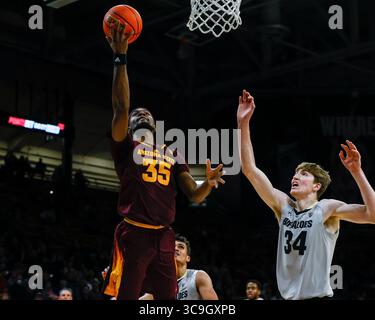 1° dicembre 2022: La guardia dei Sun Devils degli Arizona State Devan Cambridge (35) lancia un tiro contro il centro dei Colorado Buffaloes Lawson Lovering (34) nella partita di basket di menâ tra Colorado e Arizona State a Boulder, CO. Derek Regensburger/CSM. (Immagine di credito: © Derek Regensburger/CSM tramite ZUMA Press Wire) Foto Stock